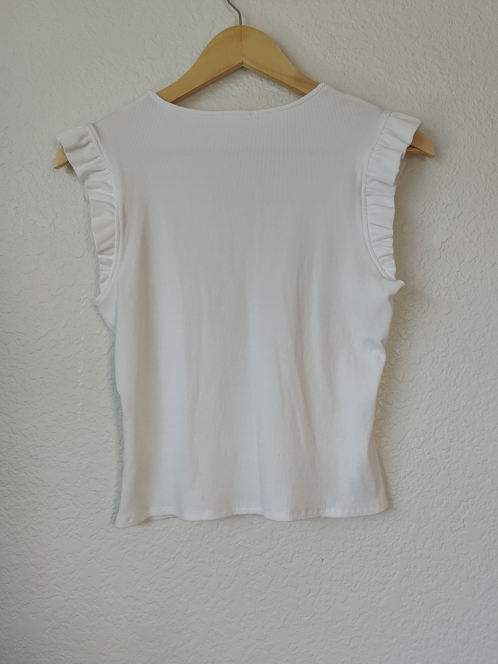 Love and Promises White Ribbed Ruffle V-Neck Top S - Picture 3 of 6